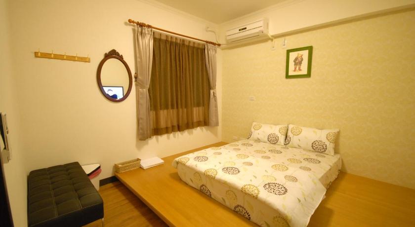 Image of Small Double Room with Shared Bathroom 0