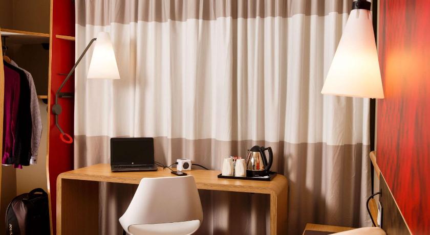 Image of Family Room (2 Adults And 1 Child) 3