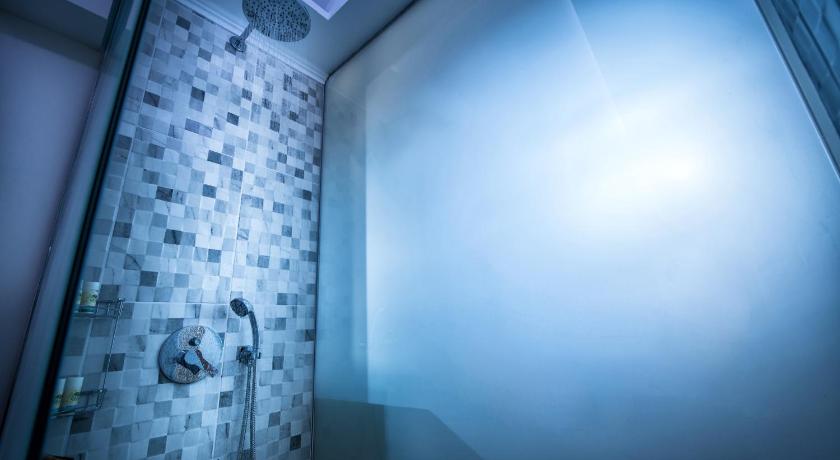 Image of Superior Suite with Outdoor Hydrojet and Sea View 9