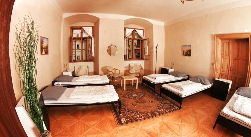 Imagen de Cama individual en habitación compartida mixta de 5 camas (Single Bed in 5-Bed Mixed Dormitory) 0