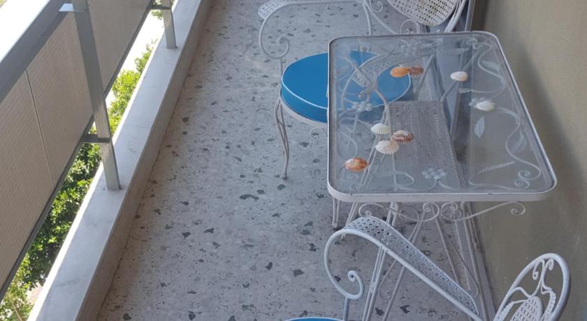Superb Athenian Nest photo