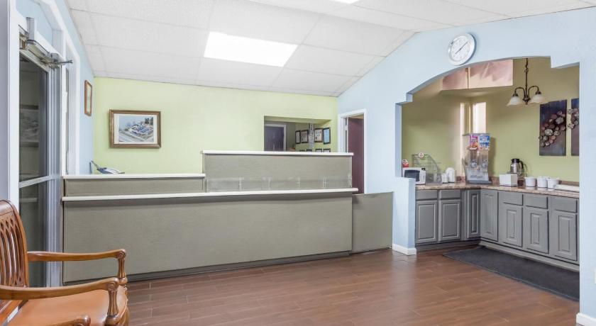 Lake View Inn & Suites photo