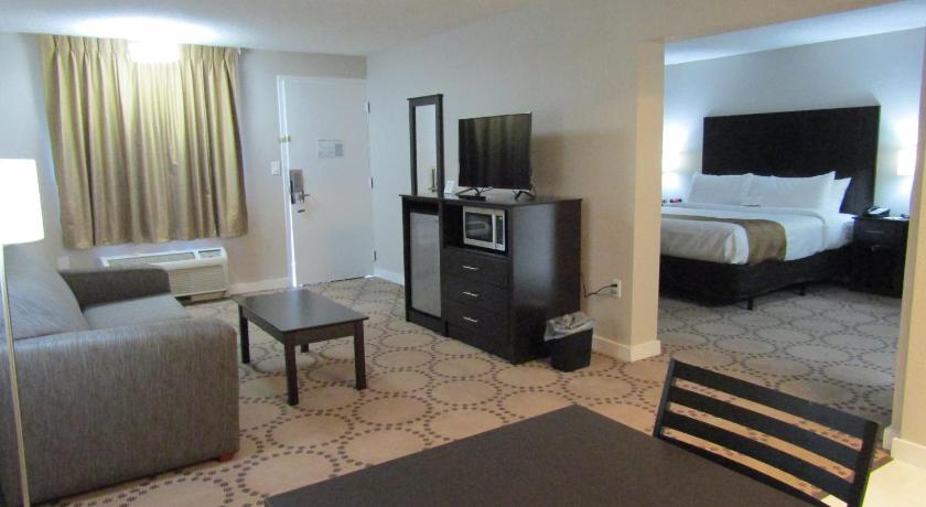 Image of 1 King Bed, Suite, Nonsmoking 3