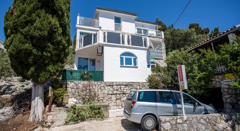 プラチェ Apartments Laura 4つ星 ゲストハウス レストラン