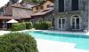BELLAGIO DREAMS APT, pool, with private garden, near lake