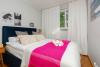 Central Apartment Solec Wilanowska by Renters