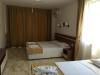 Flower Street provides accommodations with free Wifi, air conditioning