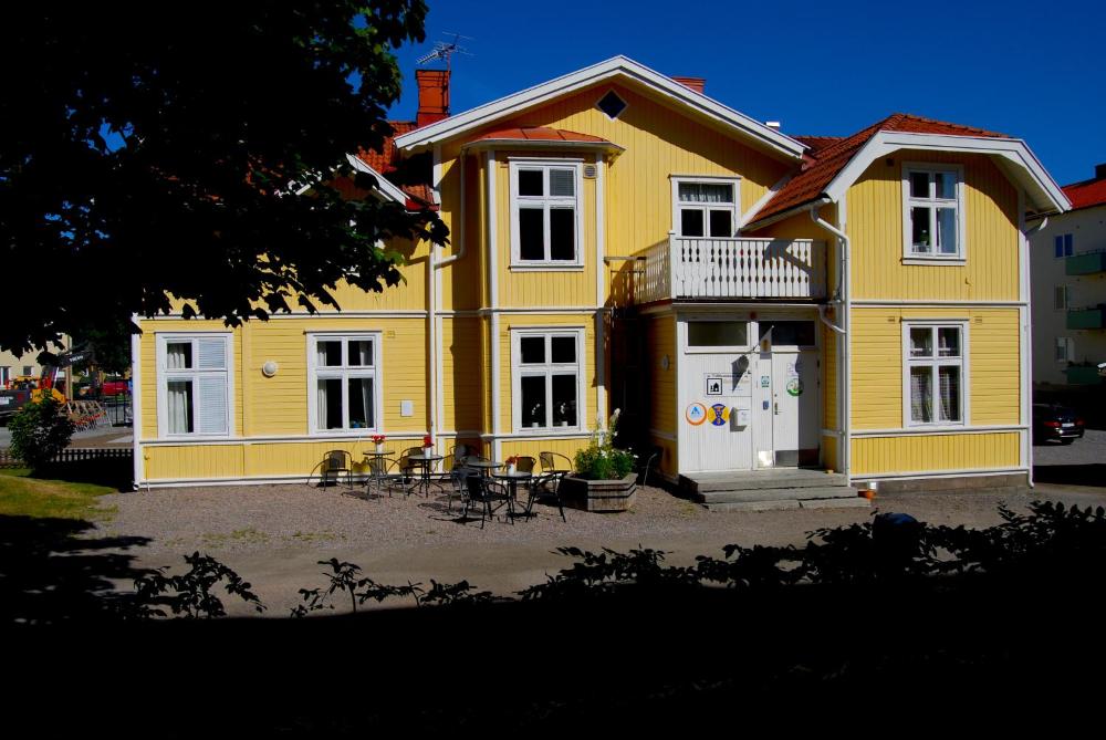 Fem minuter till havet fr salta bad och spnnande fiskeutflykter. Vill du fiska i stvatten Bedroom 1(ground floor): single bed, double bed. Sanitary 1(floor 1): Hyra stuga/semesterhus - Grebbestad - SvenskaSemesterhus