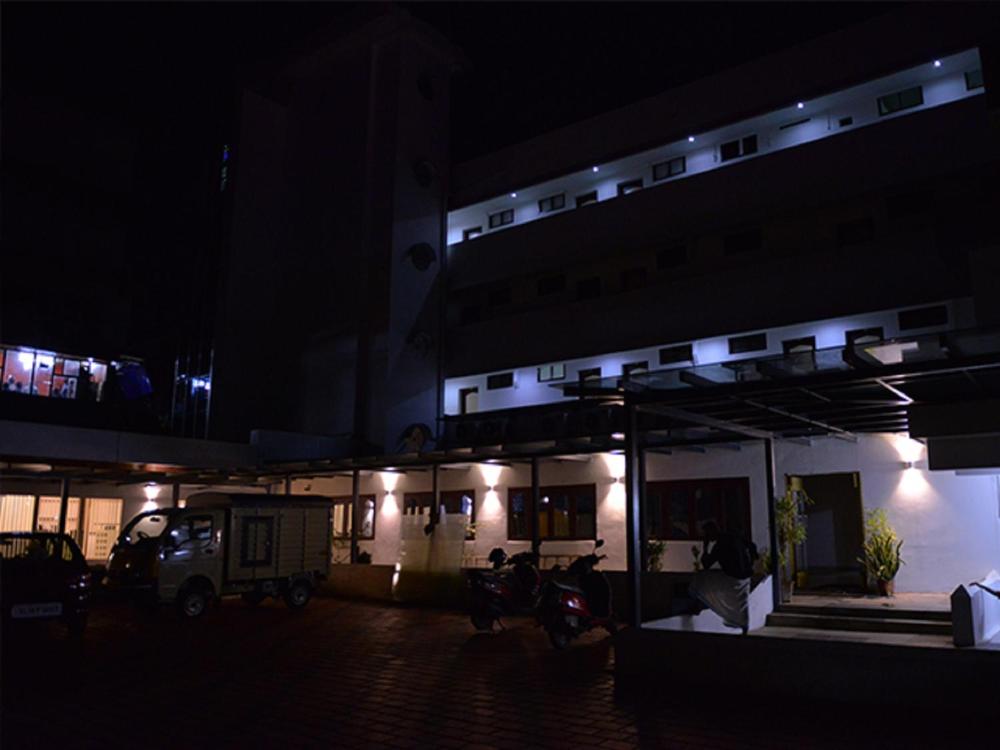 QUEENS TOURIST HOME