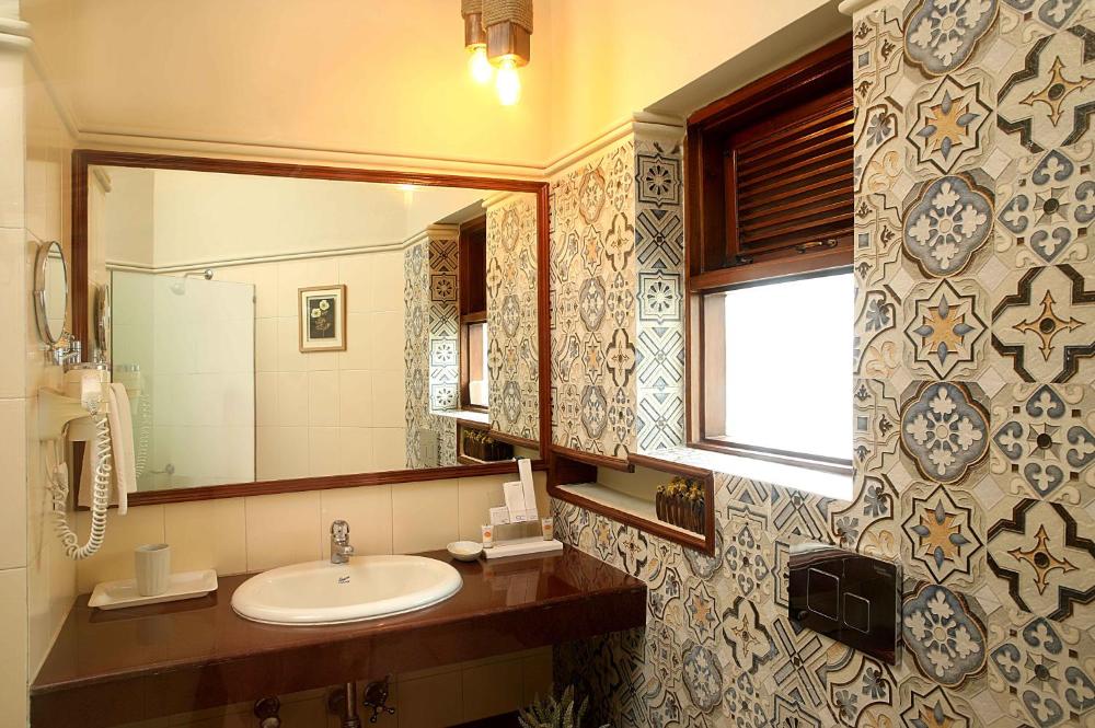 Ahuja residency golf links india