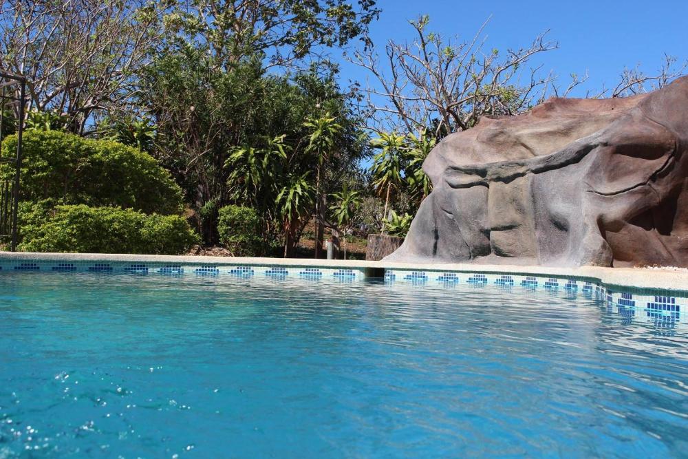 Piscina y Áreas Verdes