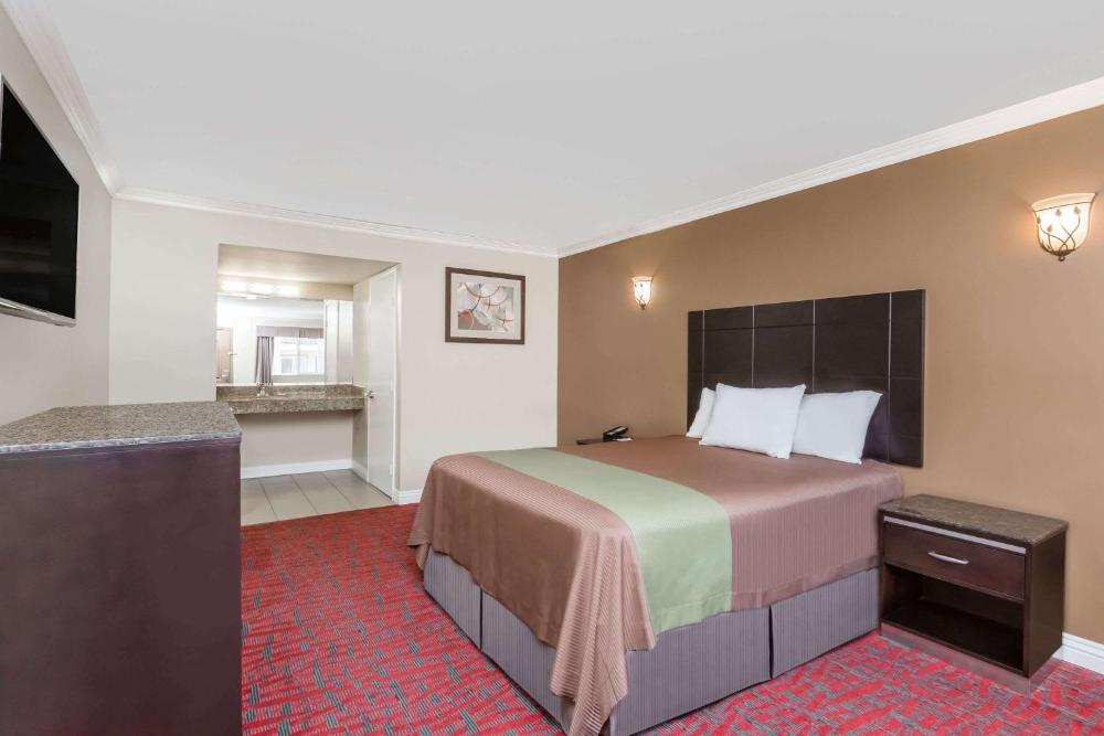 Photo - Travelodge Inn & Suites by Wyndham Bell Los Angeles Area