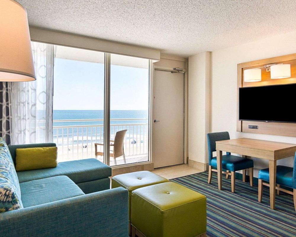 Photo - Comfort Suites Beachfront