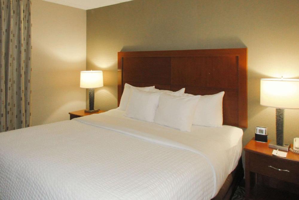 Photo - Clarion Inn & Suites - University Area