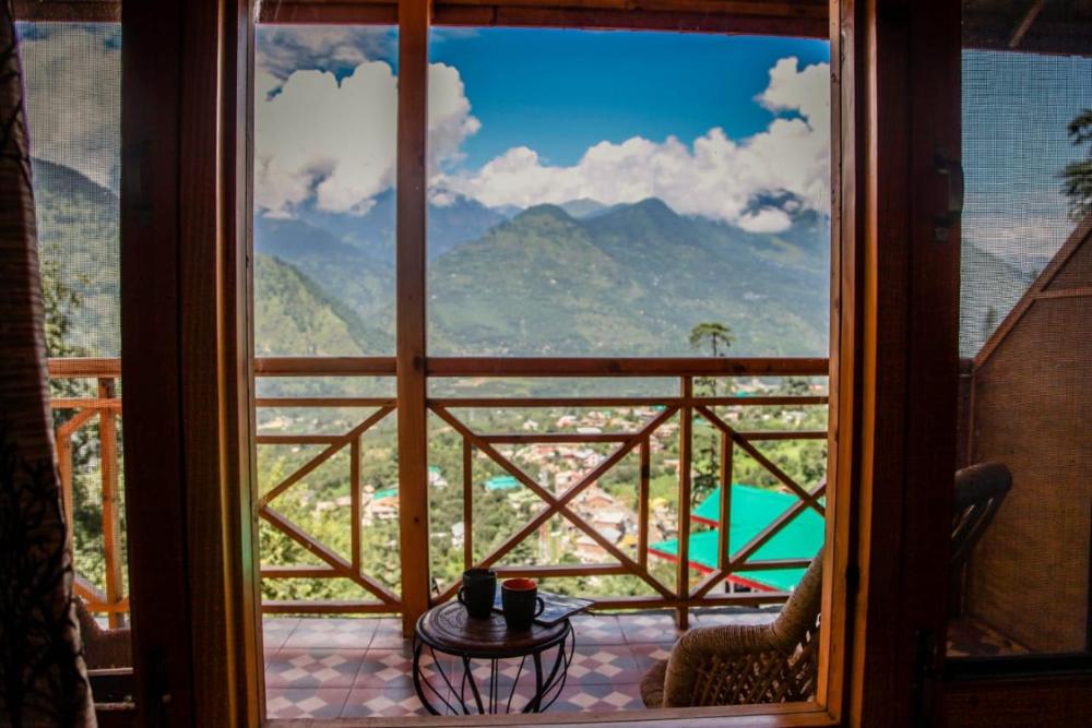 Snow capped Mountain View rooms at Manali