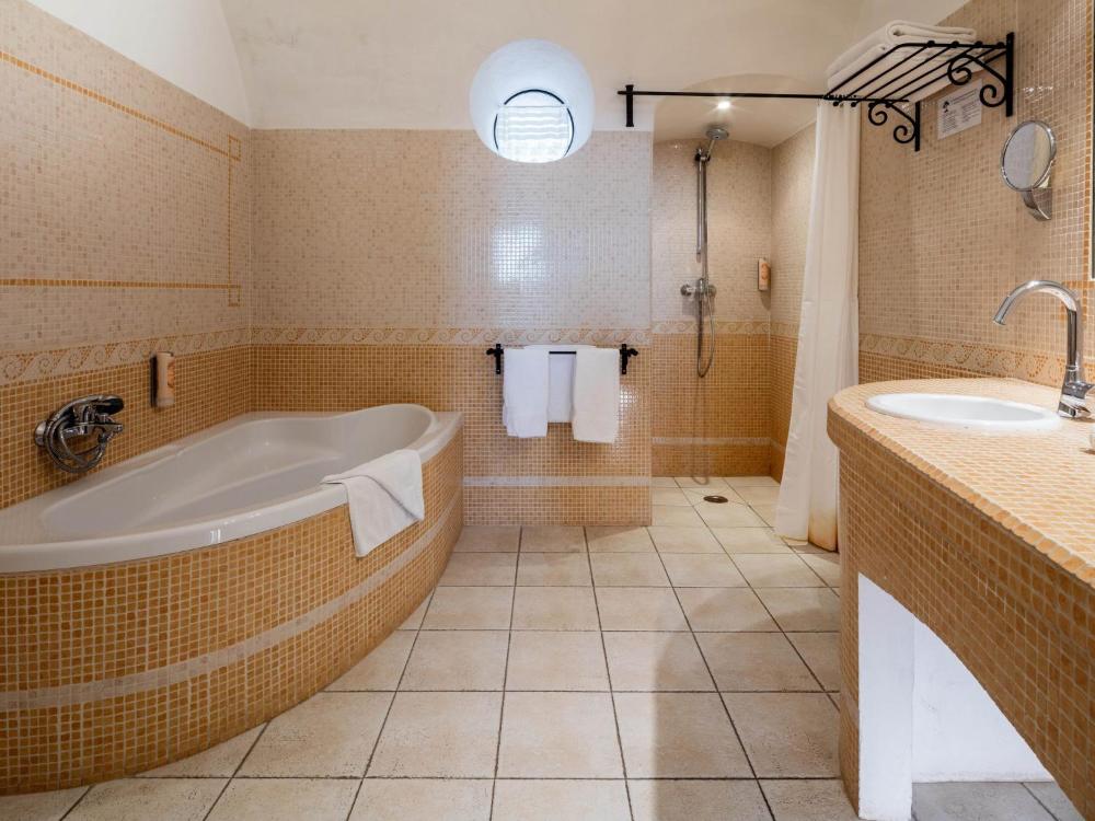 Garrigae Abbaye De Sainte Croix Prices Photos Reviews Address