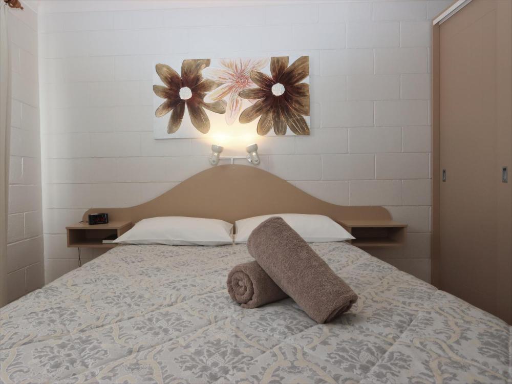 lake edge holiday units