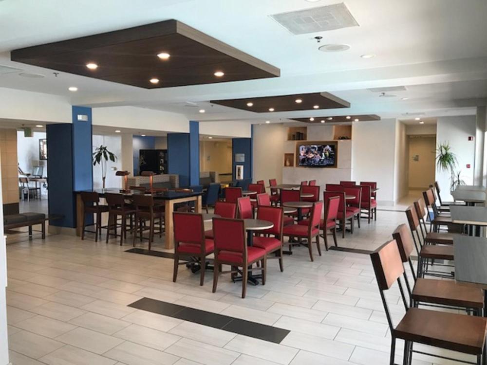 Photo - Holiday Inn Express & Suites Tracy, an IHG Hotel