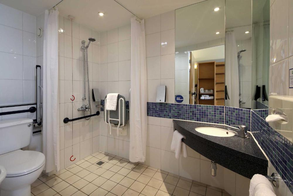 Foto - Holiday Inn Express London - Newbury Park, an IHG Hotel