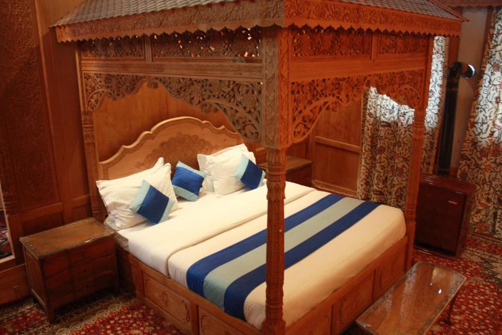 Khilona Group of Houseboat