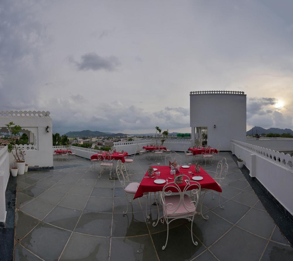 The Lavitra Hotel
