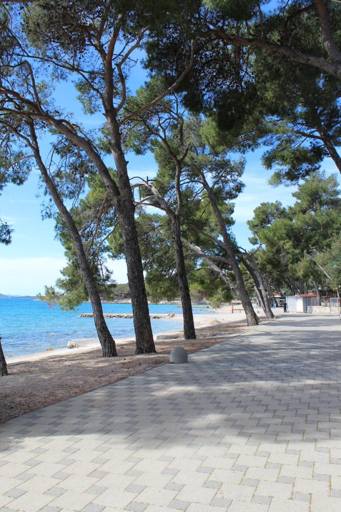 Plazi hvar na gole Kasno ljeto