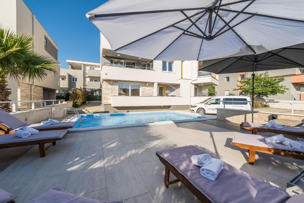 apartments and rooms danivan pool villas b
