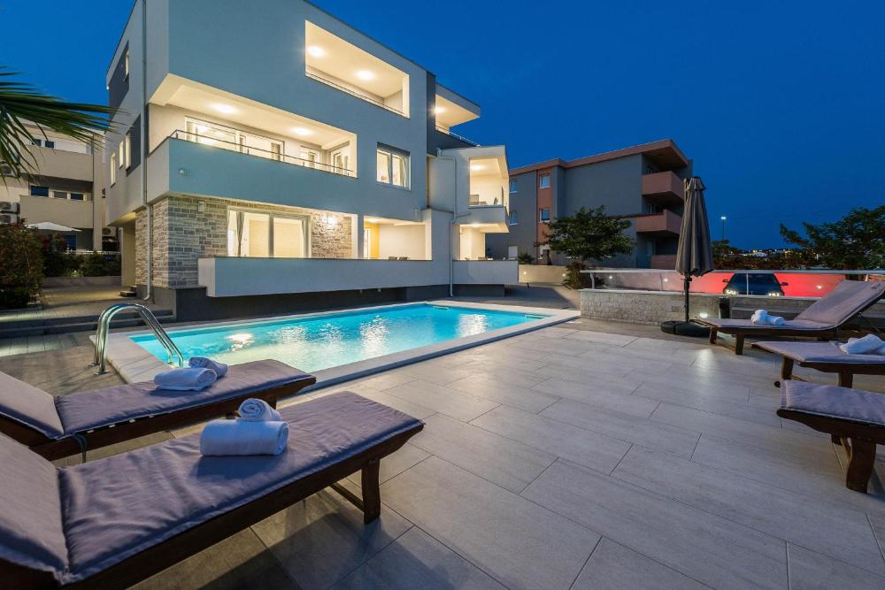 apartments and rooms danivan pool villas b