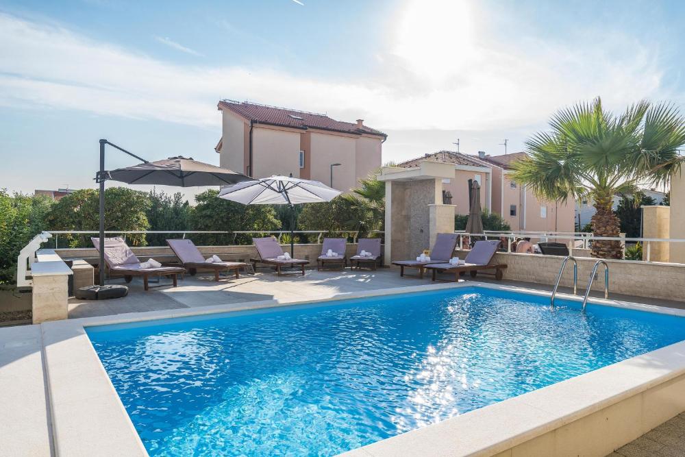 apartments and rooms danivan pool villas b