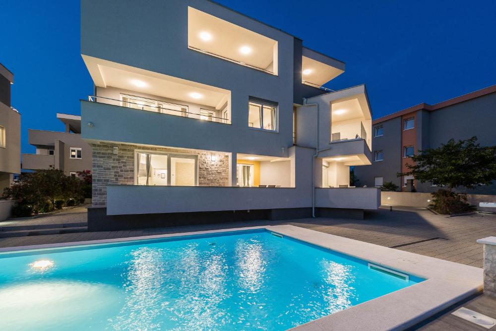 apartments and rooms danivan pool villas b