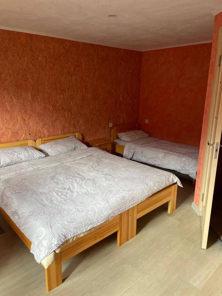 Room image 4