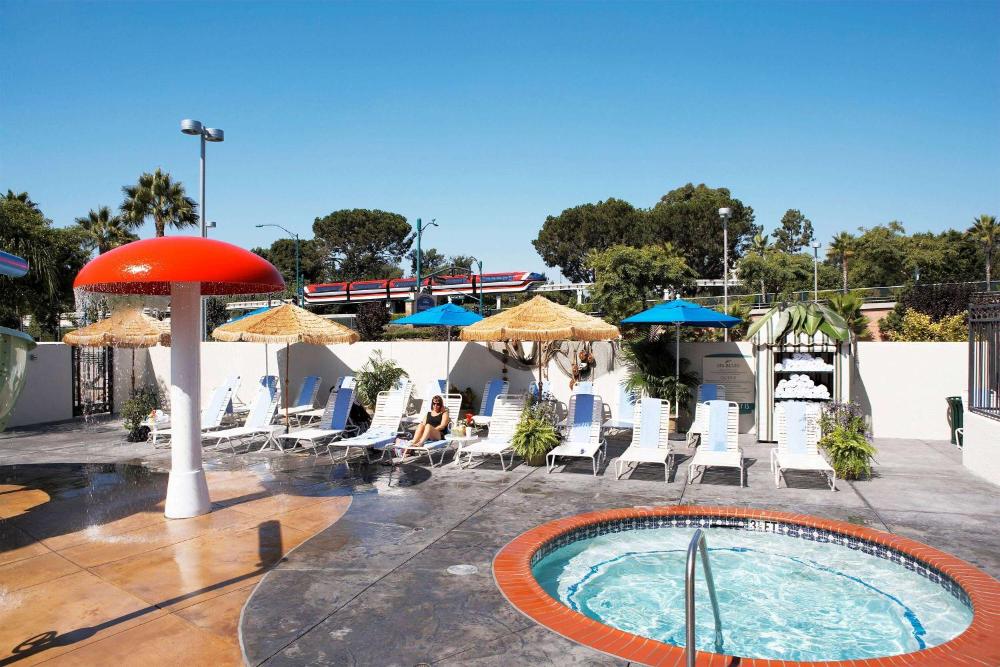 Photo - Howard Johnson by Wyndham Anaheim Hotel & Water Playground