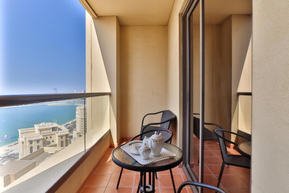 HiGuests - Amazing Sea Views from this 2BR Apt in JBR
