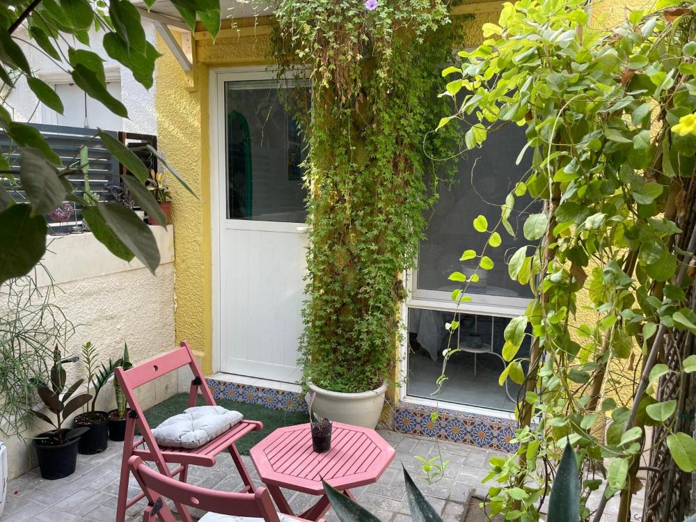 Tropicana Guestroom 7 min walk from the beach