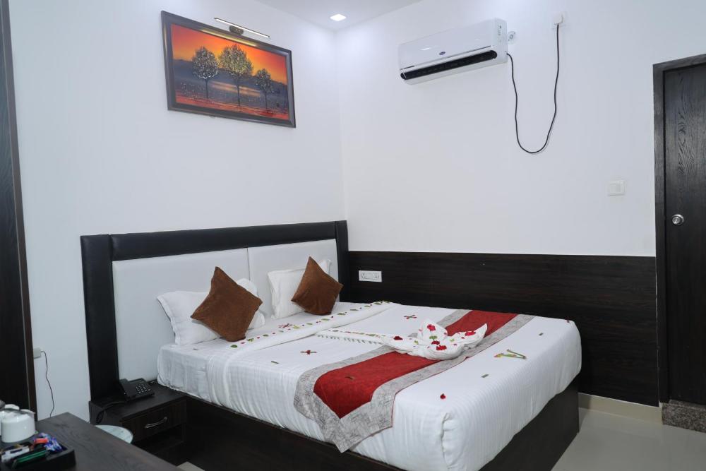 THE PARADISE HOTEL
