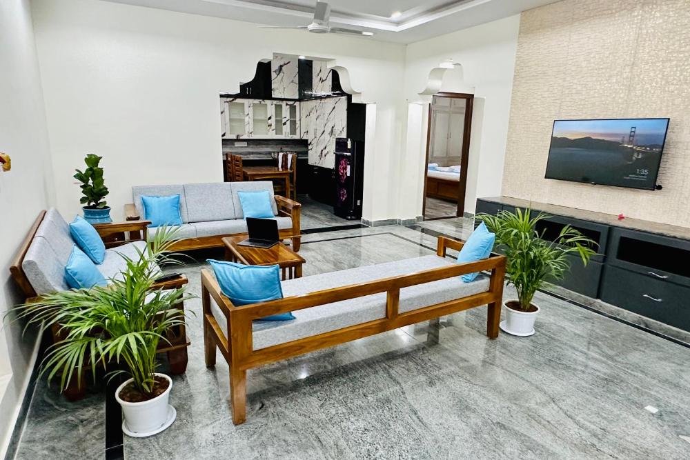 TrueLife Homestays - Bhavya Manor - 2500 SFT Modern homes for family stay - Garden with Flowers - Ti