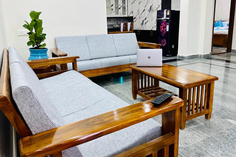 TrueLife Homestays - Bhavya Manor - 2500 SFT Modern homes for family stay - Garden with Flowers - Ti