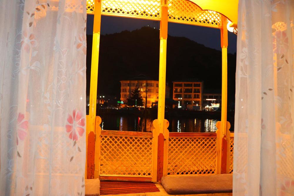 Houseboat New Pala palace