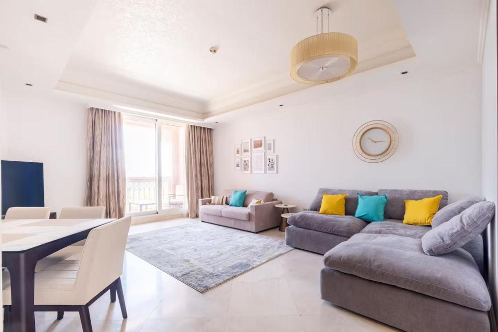 Spacious 2-bedroom beachfront apartment with pool