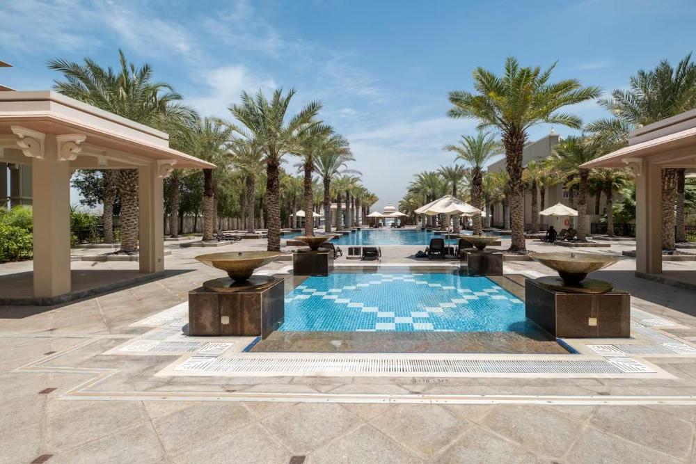 Spacious 2-bedroom beachfront apartment with pool