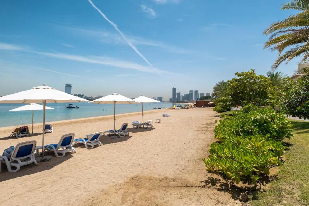 Spacious 2-bedroom beachfront apartment with pool