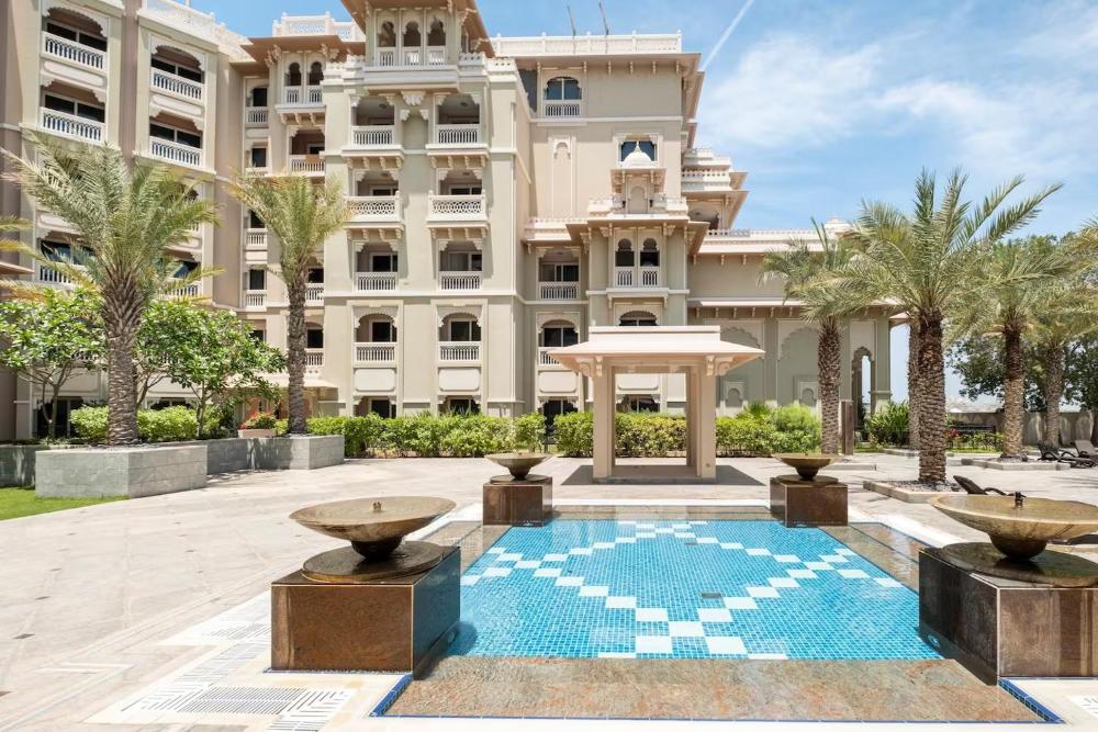 Spacious 2-bedroom beachfront apartment with pool
