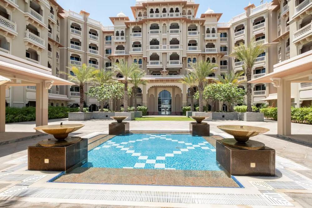 Spacious 2-bedroom beachfront apartment with pool
