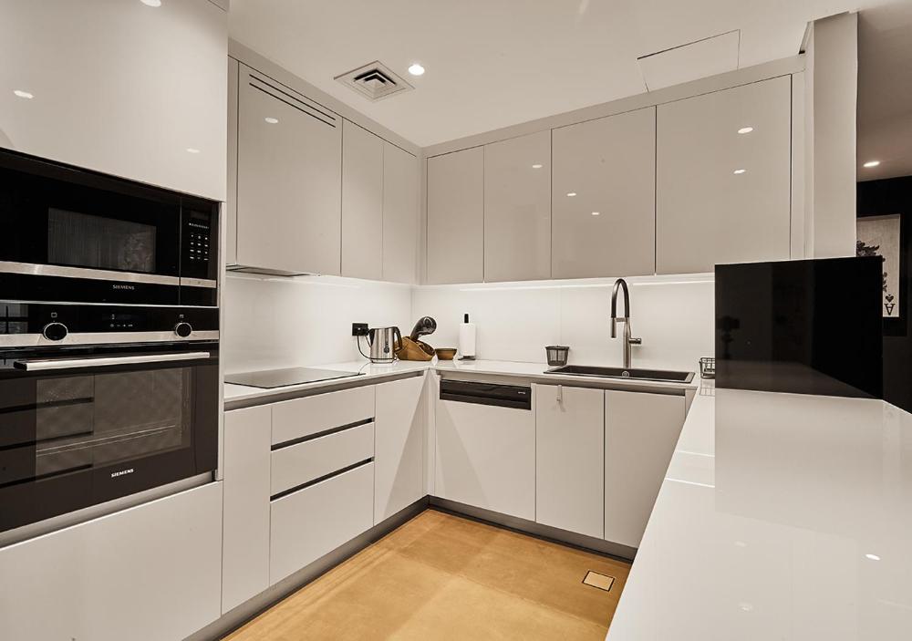 First Class Apartments in Heart of JBR, Steps to the Beach - 121 Living