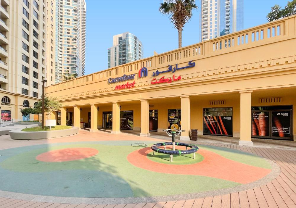 First Class Apartments in Heart of JBR, Steps to the Beach - 121 Living