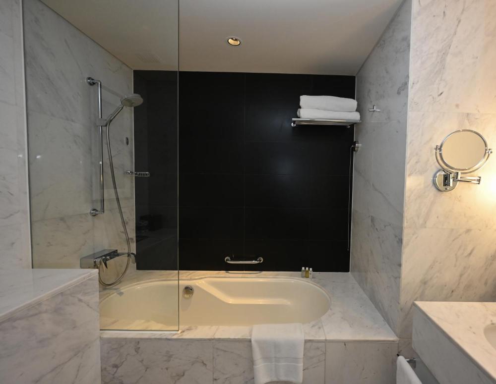 Emaar Fashion Avenue - Formerly Address Dubai Mall Four Apple Holiday Homes