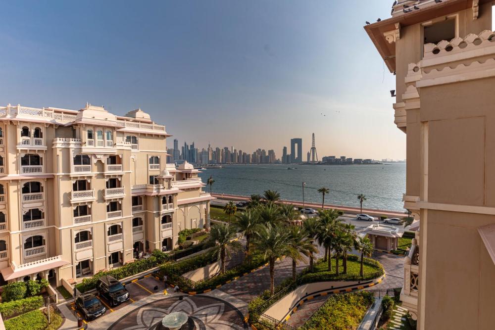 Spacious 2-bedroom beachfront apartment with pool