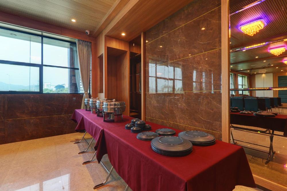 Hotel Flysky Rooms & Banquets