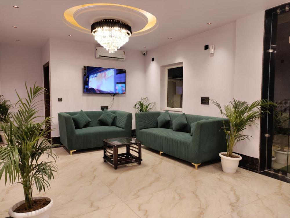 EMERALD SUITES