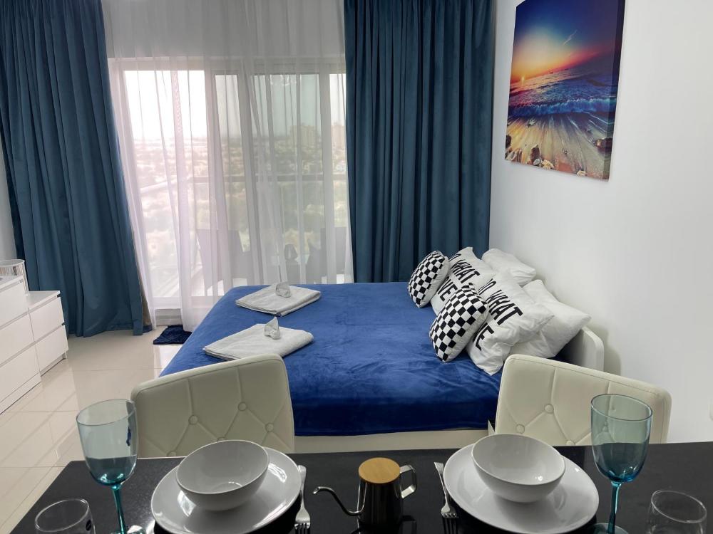 Big studio, Dubai SportCity, parking included